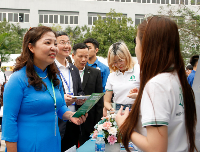 Các đại biểu tham quan gian hàng.