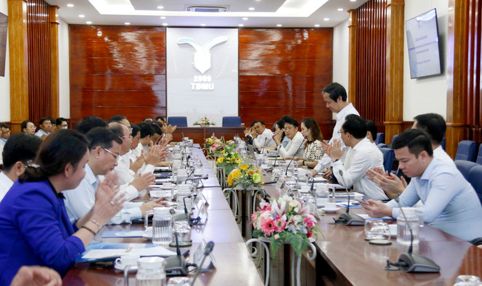 Toàn cảnh buổi làm việc.