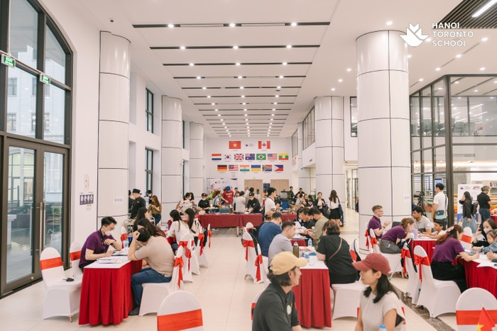 Đông đảo học sinh, phụ huynh thích thú khám phá ngôi trường Canada giữa lòng Hà Nội. Ảnh: NTCC. Đông đảo học sinh, phụ huynh thích thú khám phá ngôi trường Canada giữa lòng Hà Nội. Ảnh: NTCC.