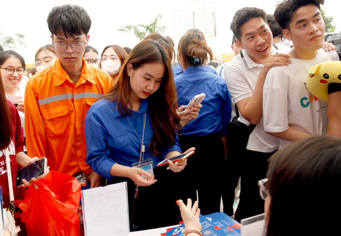 Sinh viên được tư vấn tận tình tại các gian hàng.