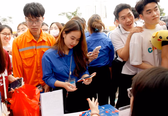 Sinh viên được tư vấn tận tình tại các gian hàng.