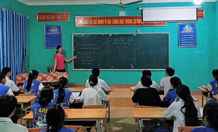 Các lớp ôn buổi tối có khi sáng đèn đến hơn 23 giờ đêm. Ảnh: NVCC.