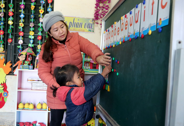 Cô giáo Vàng Thị Lan với gần 16 năm gắn bó với sự nghiệp ươm mầm tri thức.