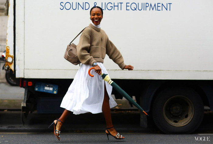 Sự đồng điệu tuyệt đẹp giữa áo len và chiếc túi xách có hình khối khá lạ. Sự đồng điệu tuyệt đẹp giữa áo len và chiếc túi xách có hình khối khá lạ.