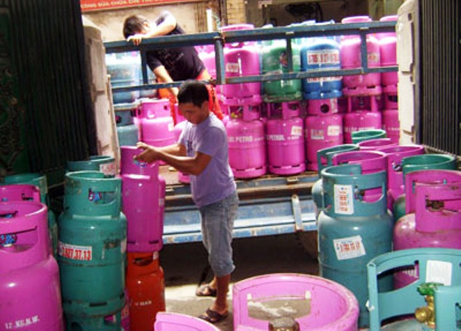 Giá gas tăng cao bất ngờ khiến người tiêu dùng bức xúc. Giá gas tăng cao bất ngờ khiến người tiêu dùng bức xúc.