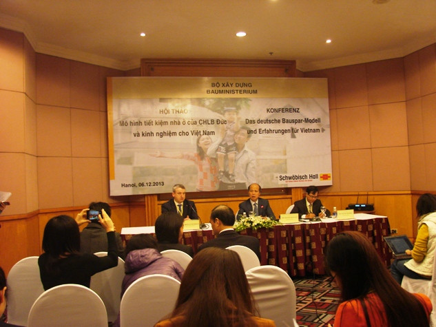 Thứ trưởng Thường trực Bộ Xây dựng Nguyễn Trần Nam (ngồi giữa) trao đổi với báo chí về mô hình ngân hàng tiết kiệm nhà ở . Thứ trưởng Thường trực Bộ Xây dựng Nguyễn Trần Nam (ngồi giữa) trao đổi với báo chí về mô hình ngân hàng tiết kiệm nhà ở .