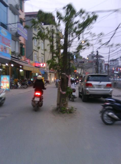 Và những người tham gia giao thông có lẽ đã quá quen với cảnh luồn lách trên tuyến đường này (Phạm Lâm) Và những người tham gia giao thông có lẽ đã quá quen với cảnh luồn lách trên tuyến đường này (Phạm Lâm)