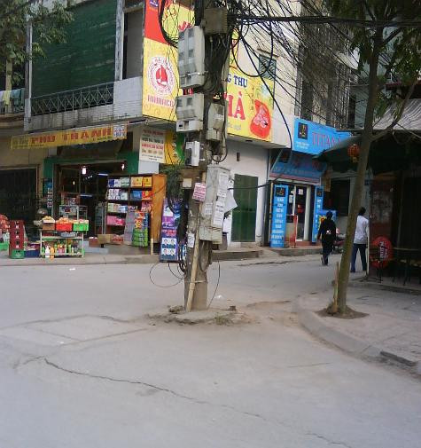 Đường Trần Quốc Hoàn - nơi chất chứa không ít mối nguy hiểm từ dãy cột điện mọc giữa đường, án ngữ lối đi lại của người dân. Đường Trần Quốc Hoàn - nơi chất chứa không ít mối nguy hiểm từ dãy cột điện mọc giữa đường, án ngữ lối đi lại của người dân.