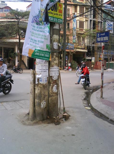 Và phố Phan Văn Trường tình trạng cũng diễn ra tương tự Và phố Phan Văn Trường tình trạng cũng diễn ra tương tự