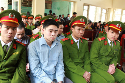 Bộ mặt không biểu lộ một cảm xúc gì trong phiên toàn hồi tháng 1/2012 của Luyện khiến dư luận thêm bức xúc. Ảnh: Dân Trí Bộ mặt không biểu lộ một cảm xúc gì trong phiên toàn hồi tháng 1/2012 của Luyện khiến dư luận thêm bức xúc. Ảnh: Dân Trí