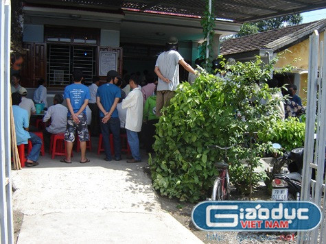 Công an đang khám nghiệm tử thi và hiện trường xảy ra vu án. Công an đang khám nghiệm tử thi và hiện trường xảy ra vu án.