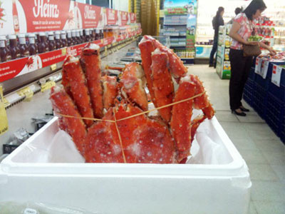 Cua Hoàng đế giá "khủng" được siêu thị Unimart nhập về từ đầu tháng 7. Cua Hoàng đế giá "khủng" được siêu thị Unimart nhập về từ đầu tháng 7.