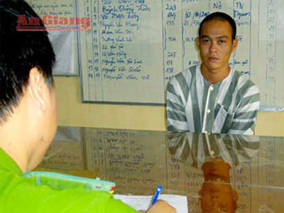 Cán bộ Công an đang làm việc với Phạm Tấn Hiếu. Cán bộ Công an đang làm việc với Phạm Tấn Hiếu.