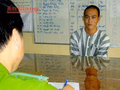 Cán bộ Công an đang làm việc với Phạm Tấn Hiếu.