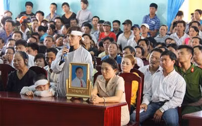 Vợ và con trai của nạn nhân Lê Vũ Bảo. Vợ và con trai của nạn nhân Lê Vũ Bảo.