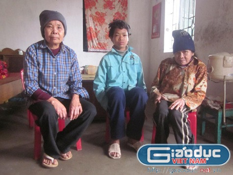 Bà Hợp cùng chị gái và đứa con trai thiểu năng.