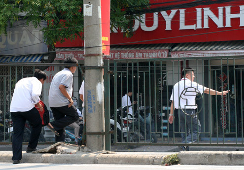 Tại thủ đô, tình trạng vượt rào sang đường kiểu này xảy ra ở nhiều đường phố như Cầu Giấy, Xuân Thủy, Nguyễn Trãi, Giải Phóng Tại thủ đô, tình trạng vượt rào sang đường kiểu này xảy ra ở nhiều đường phố như Cầu Giấy, Xuân Thủy, Nguyễn Trãi, Giải Phóng