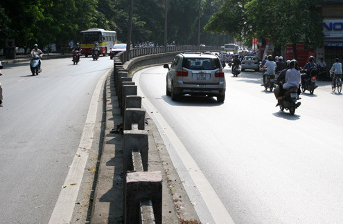 Gần 2 tuần trước, nam thanh niên chừng 20 tuổi trèo qua dải phân cách cao hơn một mét trên phố Kim Mã để sang công viên Thủ Lệ. Khi vừa chạy xuống đường thì anh này bị xe buýt chạy hướng Kim Mã - Cầu Giấy tông phải rồi cán qua người. Gần 2 tuần trước, nam thanh niên chừng 20 tuổi trèo qua dải phân cách cao hơn một mét trên phố Kim Mã để sang công viên Thủ Lệ. Khi vừa chạy xuống đường thì anh này bị xe buýt chạy hướng Kim Mã - Cầu Giấy tông phải rồi cán qua người.