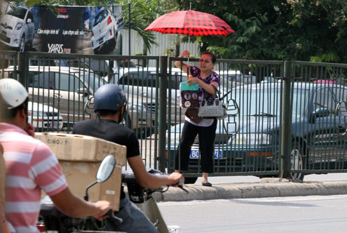 Không chỉ thanh thiếu niên mà có rất nhiều người cao tuổi cũng sang đường theo cách vô cùng mạo hiểm này. Không chỉ thanh thiếu niên mà có rất nhiều người cao tuổi cũng sang đường theo cách vô cùng mạo hiểm này.