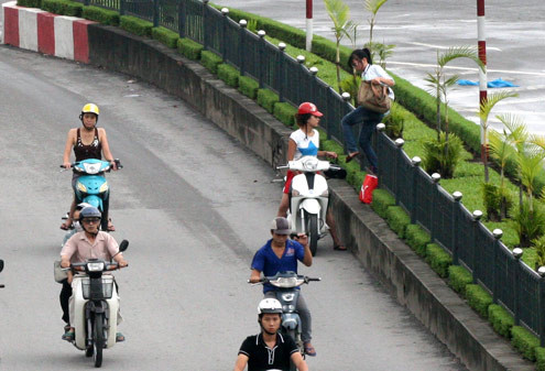 Thiếu nữ này cũng bỏ cầu vượt bộ hành cách đó vài mét để trèo rào sang đường. Thiếu nữ này cũng bỏ cầu vượt bộ hành cách đó vài mét để trèo rào sang đường.
