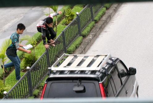 Trước cổng ĐH Giao thông Vận tải có cầu vượt dành cho người đi bộ nhưng không ít sinh viên vì muốn nhanh chóng sang đường bắt xe buýt đã nhảy qua hàng rào sắt ngay trước đầu ôtô. Trước cổng ĐH Giao thông Vận tải có cầu vượt dành cho người đi bộ nhưng không ít sinh viên vì muốn nhanh chóng sang đường bắt xe buýt đã nhảy qua hàng rào sắt ngay trước đầu ôtô.