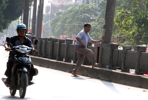 Có người chạy vùn vụt qua đường, tạt đầu xe máy để vượt dải phân cách. Có người chạy vùn vụt qua đường, tạt đầu xe máy để vượt dải phân cách.