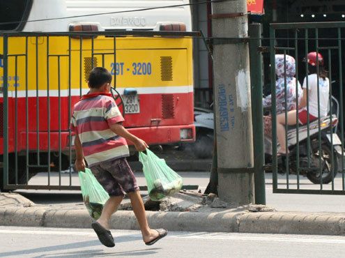 Trên đường Giải Phóng, dù cách điểm sang đường dành cho người đi bộ không xa, nhưng nhiều người vẫn cố tạt đầu rồi băng qua dòng phương tiện đông đúc để chui rào. Trên đường Giải Phóng, dù cách điểm sang đường dành cho người đi bộ không xa, nhưng nhiều người vẫn cố tạt đầu rồi băng qua dòng phương tiện đông đúc để chui rào.