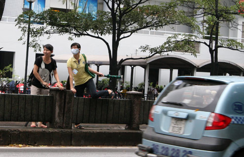 Dù vậy, trên tuyến đường này, hàng ngày vẫn có rất nhiều người băng qua dải phân cách, ngay tại nơi nam thanh niên bị xe buýt cán tử vong. Dù vậy, trên tuyến đường này, hàng ngày vẫn có rất nhiều người băng qua dải phân cách, ngay tại nơi nam thanh niên bị xe buýt cán tử vong.