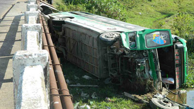 Xe khách lao xuống cầu, 17 người thương vong ảnh 1