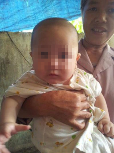 Cháu bé bị bỏ rơi bên vệ đường (Ảnh: Báo Cao Bằng) Cháu bé bị bỏ rơi bên vệ đường (Ảnh: Báo Cao Bằng)