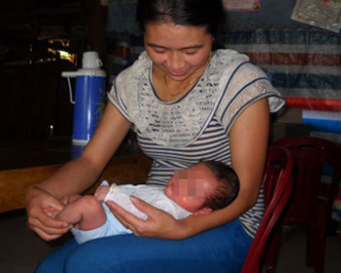 Cháu bé bị bỏ rơi trước cổng nhà thờ (Ảnh: Infonet) Cháu bé bị bỏ rơi trước cổng nhà thờ (Ảnh: Infonet)