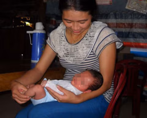 Cháu bé bị bỏ rơi trước cổng nhà thờ (Ảnh: Infonet) Cháu bé bị bỏ rơi trước cổng nhà thờ (Ảnh: Infonet)