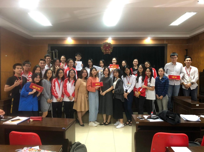 Tiến sĩ Vũ Kim Ngân chụp ảnh cùng sinh viên (ảnh: NVCC) Tiến sĩ Vũ Kim Ngân chụp ảnh cùng sinh viên (ảnh: NVCC)