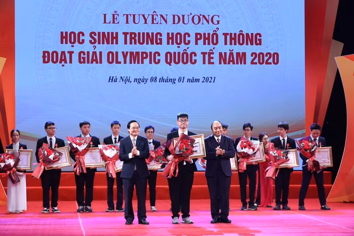 Thủ tướng Chính phủ Nguyễn Xuân Phúc trao Huân chương lao động và Bằng khen cho một số học sinh đoạt giải Olympic quốc tế năm 2020.