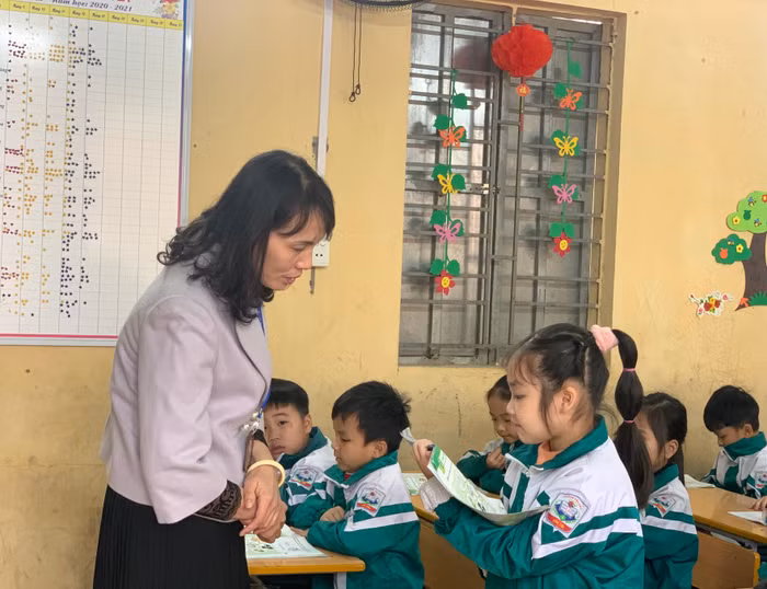 Lớp 1 do cô Phan Thị Hải Yến – Trường Tiểu học Dân Tiến, Khoái Châu, Hưng Yên làm chủ nhiệm (ảnh: Thùy Linh)