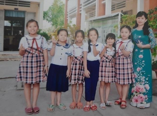 Cô Thảo nghĩ ngày xưa còn khó khăn mình còn dạy được thì giờ quen trường, quen lớp, thấy học sinh yếu không nỡ rời trường Việt Lâm để đi (ảnh: NVCC) Cô Thảo nghĩ ngày xưa còn khó khăn mình còn dạy được thì giờ quen trường, quen lớp, thấy học sinh yếu không nỡ rời trường Việt Lâm để đi (ảnh: NVCC)