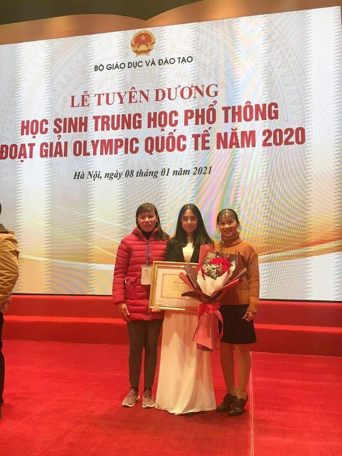 Thu Nga cùng mẹ (trái) và cô giáo Vũ Thị Hạnh (phải) tại lễ tuyên dương học sinh Trung học phổ thông đoạt giải Olympic quốc tế năm 2020. (Ảnh: Đình Hùng/ Nhân vật cung cấp)