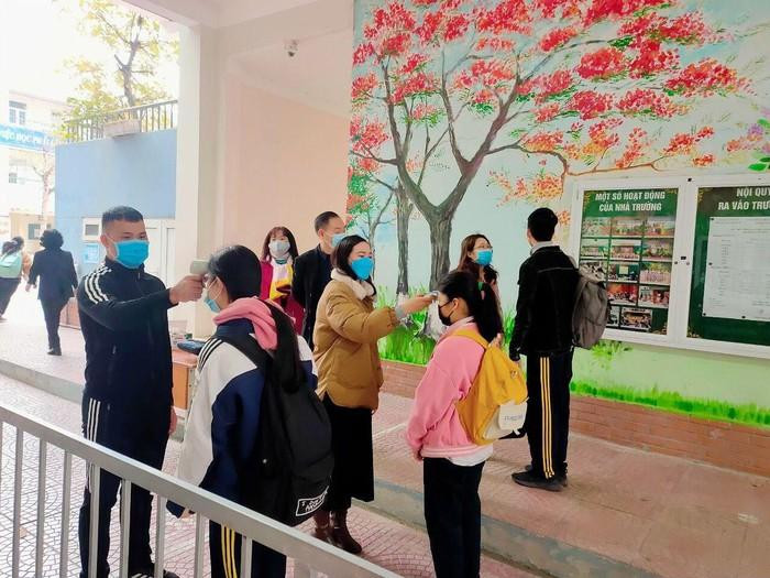 Ngày 29/1,Trường Trung học cơ sở Ba Đình tổ chức phân làn, kiểm tra thân nhiệt học sinh, giáo viên từ cổng trường (ảnh: NTCC) Ngày 29/1,Trường Trung học cơ sở Ba Đình tổ chức phân làn, kiểm tra thân nhiệt học sinh, giáo viên từ cổng trường (ảnh: NTCC)