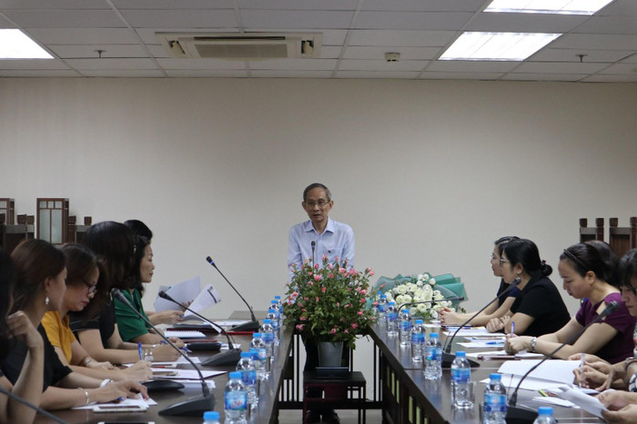 Thầy Nguyễn Xuân Khang - Hiệu trưởng trường Marie Curie họp bàn cùng các chuyên gia tư vấn tâm lý học đường (ảnh: Marie Curie)