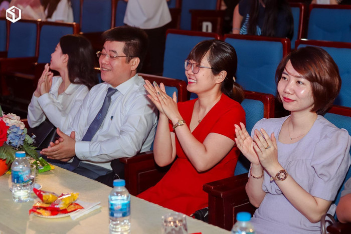 "Dự kiến, trong thời gian tới công việc sẽ nhiều hơn nữa vì hình thức trực tuyến hiện vẫn tiếp tục được duy trì ở nhiều nơi”, Tiến sĩ Vũ Kim Ngân (ngoài cùng bên phải) tiết lộ.(ảnh: NVCC) "Dự kiến, trong thời gian tới công việc sẽ nhiều hơn nữa vì hình thức trực tuyến hiện vẫn tiếp tục được duy trì ở nhiều nơi”, Tiến sĩ Vũ Kim Ngân (ngoài cùng bên phải) tiết lộ.(ảnh: NVCC)