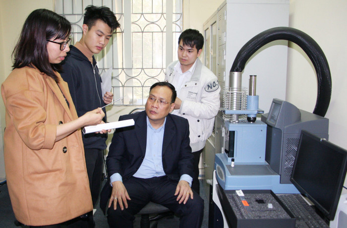 Giáo sư, Tiến sĩ khoa học Nguyễn Đình Đức (ngồi ngoài cùng bên phải ảnh) làm trưởng nhóm nghiên cứu mạnh cấp Đại học Quốc gia Hà Nội Vật liệu và kết cấu tiên tiến (ảnh: UET) Giáo sư, Tiến sĩ khoa học Nguyễn Đình Đức (ngồi ngoài cùng bên phải ảnh) làm trưởng nhóm nghiên cứu mạnh cấp Đại học Quốc gia Hà Nội Vật liệu và kết cấu tiên tiến (ảnh: UET)
