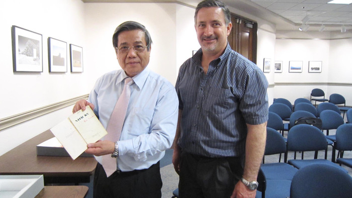 Tiến sĩ Maxner- Giám đốc Trung tâm Việt Nam tại Đại học Texas giới thiệu với Giáo sư Vũ Minh Giang cuốn nhật ký của liệt sĩ Đặng Thùy Trâm (ảnh: Giáo sư Vũ Minh Giang cung cấp) Tiến sĩ Maxner- Giám đốc Trung tâm Việt Nam tại Đại học Texas giới thiệu với Giáo sư Vũ Minh Giang cuốn nhật ký của liệt sĩ Đặng Thùy Trâm (ảnh: Giáo sư Vũ Minh Giang cung cấp)