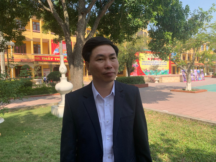 Thầy Vũ Văn Đạt – Phó hiệu trưởng trường Trung học phổ thông An Lão, thành phố Hải Phòng (ảnh: Thùy Linh) Thầy Vũ Văn Đạt – Phó hiệu trưởng trường Trung học phổ thông An Lão, thành phố Hải Phòng (ảnh: Thùy Linh)