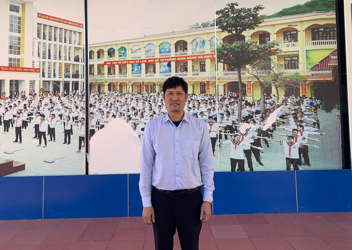 Thầy Phạm Văn Quân – Hiệu trưởng trường Trung học cơ sở Chu Văn An, quận Ngô Quyền, thành phố Hải Phòng (ảnh: Thùy Linh) Thầy Phạm Văn Quân – Hiệu trưởng trường Trung học cơ sở Chu Văn An, quận Ngô Quyền, thành phố Hải Phòng (ảnh: Thùy Linh)