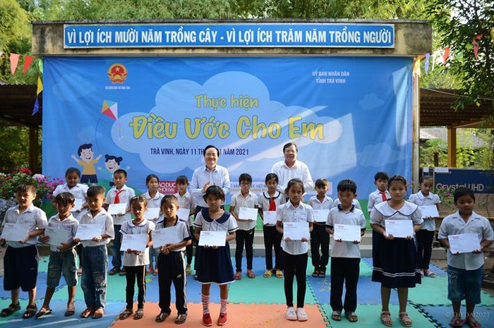 20 suất học bổng từ chương trình "Điều ước cho em" được trao tặng cho học sinh khó khăn của tỉnh Trà Vinh (ảnh: Bộ Giáo dục và Đào tạo) 20 suất học bổng từ chương trình "Điều ước cho em" được trao tặng cho học sinh khó khăn của tỉnh Trà Vinh (ảnh: Bộ Giáo dục và Đào tạo)