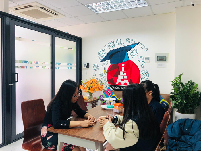 Với mong muốn các chuyên gia tâm lý sẽ dừng phương pháp tâm lý để “cảm hoá” học sinh nên tháng 6/2018, thầy Nguyễn Xuân Khang - Hiệu trưởng trường Marie Curie, Hà Nội đã thành lập Phòng tham vấn học đường