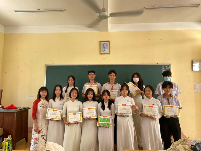 Đào Nhật Cường (hàng trên, đứng thứ hai từ trái sang) chụp hình trong buổi tổng kết năm học lớp 11 Đào Nhật Cường (hàng trên, đứng thứ hai từ trái sang) chụp hình trong buổi tổng kết năm học lớp 11