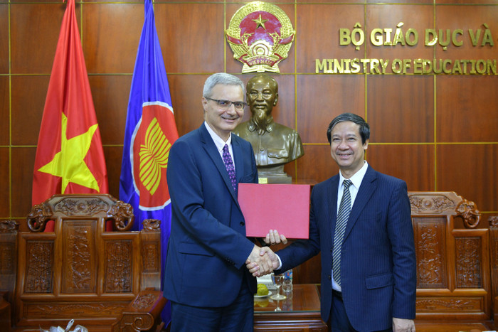 Bộ trưởng Nguyễn Kim Sơn chúc mừng ngài Đại sứ hoàn thành nhiệm kỳ tại Việt Nam (ảnh: Bộ Giáo dục và Đào tạo) Bộ trưởng Nguyễn Kim Sơn chúc mừng ngài Đại sứ hoàn thành nhiệm kỳ tại Việt Nam (ảnh: Bộ Giáo dục và Đào tạo)