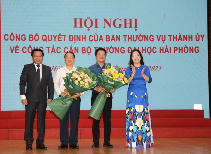 Tân lãnh đạo Trường Đại học Hải Phòng tặng hoa ông Nguyễn Văn Kính và ông Nguyễn Hoài Nam (Ảnh: LT) Tân lãnh đạo Trường Đại học Hải Phòng tặng hoa ông Nguyễn Văn Kính và ông Nguyễn Hoài Nam (Ảnh: LT)
