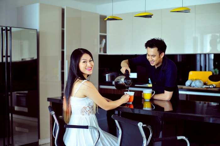 Không gian bếp rộng rãi thoải mái, được thiết kế thêm một quầy bar vô cùng tiện lợi cho việc tiếp đãi bạn bè. Không gian bếp rộng rãi thoải mái, được thiết kế thêm một quầy bar vô cùng tiện lợi cho việc tiếp đãi bạn bè.